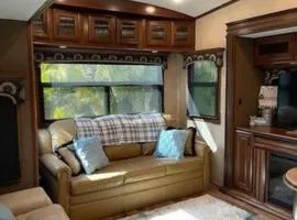 Happy Glampers two bathroom w/golf cart