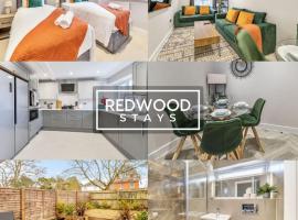 HUGE 5 Bed 3 Bath House For Contractors & Families, X2 FREE PARKING, FREE WiFi & Netflix By REDWOOD STAYS, semesterhus i Farnborough