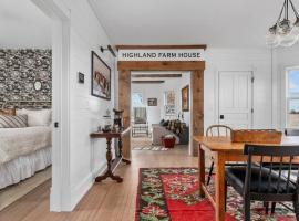 Highland Farmhouse Countryside Retreat with Farm Charm, Hotel in Van Dyne