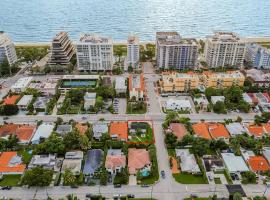 Stunning 2/2 dream beach house in Surfside, villa in Miami Beach
