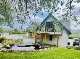 Large dog friendly Eco Lodge with hot tub Scottish Highlands