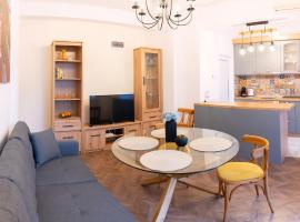 Seaside Estate - Cozy and Romantic - Parking Nearby, landsted i Varna by