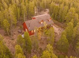 Arapaho Forest Lodge w Hot Tub + Trail Access