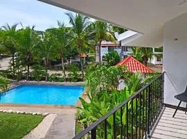 2-BD Unit with Pool 2 Blocks from Beach