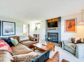 Fraser Condo with Ski Shuttle and Resort Amenities!, hotell med jacuzzi i Fraser