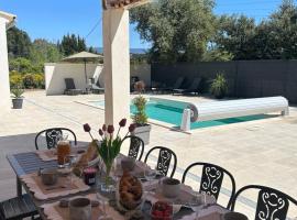 ECHAPPEE EN PROVENCE: Saint-Saturnin-lès-Apt şehrinde bir havuzlu otel