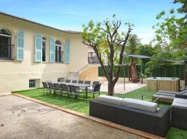 VILLA DES PERGOLAS -6 Bdrs - 5 bathrs -Parking -Jardin -JACUZZI -TRAMstation , 10 min beach, hôtel à Nice
