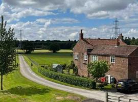 Beech cottage ~ close to York ~ cozy rural stay, hotel na may parking sa Stamford Bridge