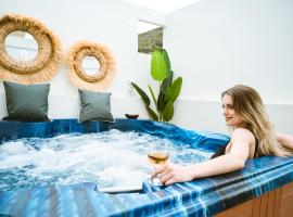 Erotokritos Deluxe Suite With Jacuzzi, íbúð í Perivólia