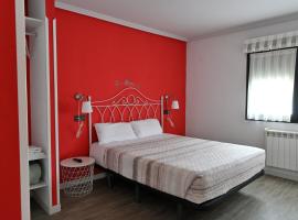 Apartamentos La Cueva - Onis – hotel z parkingiem w mieście Avín