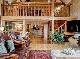Cosy luxury Grade II listed barn in the Forest of Dean, hotel a Westbury on Severn