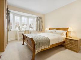 5 bed with parking and large private garden, sumarhús í Finchley