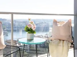 A Spacious 2BR Apt with an Amazing View Over Darling Harbour