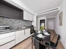 A Lux & Modern Apt Next to Southern Cross Station