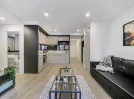 A Comfy 2BR Apt 5-Min Walk To Melbourne Central