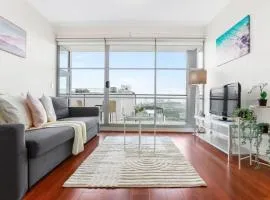A Comfy & Spacious 2BR Apt Harbour View