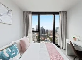 A Chic 2BR Apt Near Melbourne CBD w FREE Parking