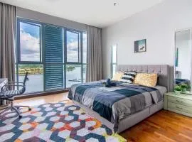 Lux 3BR Suite Puteri Harbour Near Legoland & Hello Kitty with Water Views