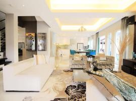 A Spacious & Lux 4BR House with Gazebo, hotel din Cheras