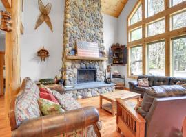 Peaceful Rhododendron Cabin with Fire Pit and Hot Tub!, cabana o cottage a Rhododendron