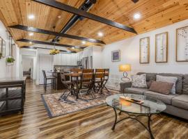 Urban Explorer Pad - 3BR - Backyard -Parking, Villa in Jeffersonville