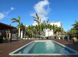 Villa Sud Sauvage - Vue Océan - Piscine chauffée - 5 chambres, allotjament a la platja a Vincendo