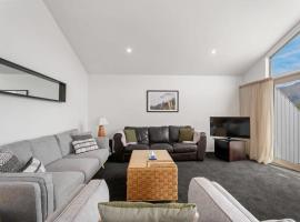Vacation Retreat 2 Bedroom - With Pool & Spa, hotelli kohteessa Wanaka