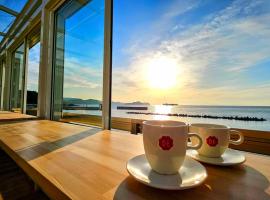 夕日百選「すはら海岸」を望む限定一組の絶景宿。心地よいカフェ&カヤック体験で特別な一日を, hotel v destinaci Yuasa