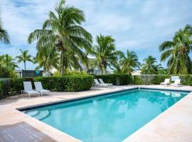 Oceanfront Bliss: Newly Built Luxury Home with Sunset Views, leilighet i James Cistern