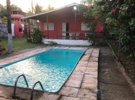 Casa de praia com 3 quartos, 2 banheiros, mobiliada e com piscina em enseada dos corais a 200m da praia, בית נופש בקאבו דה סנטו אגוסטינו