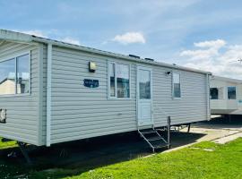 Luxurious caravan in Lyons Holiday Park Rhyl, hotel with parking in Meliden