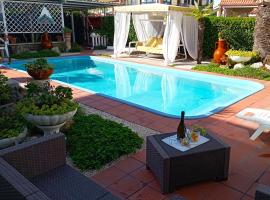 A CASA DELL'ARTISTA - Breakfast , Prosecco and Swimming pool !, hotel in Fiumicino