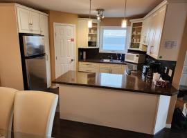 Beautiful updated home centrally located, close to General Hospital, hotell i Regina