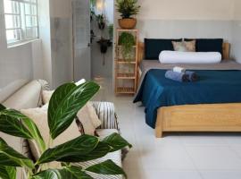 Guesthouse room with Kitchenette & Ensuite Bathroom, guest house in Ấp Mỹ Hải