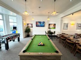 Atlantic House, Spectacular beach front luxury house, sleeps 22+、バッドのホテル