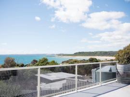 Idyllic Weymouth Retreat with Ocean Views, hotel med parkering i Weymouth