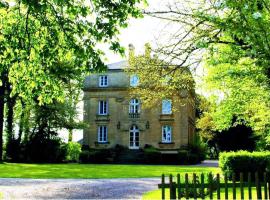 Belle demeure dans un grand parc arboré、Gouffern en Augeのホテル