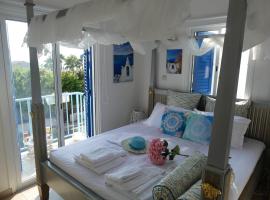 Greek Island Style 2 bedroom Villa with Pool next to the Sea, Hotel in Lanarka