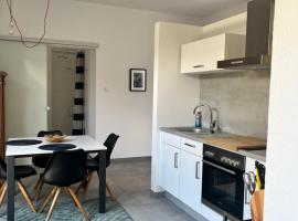 Modernes Tiny Appartement in Lage, hotell med parkering i Lage
