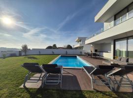 Casa Arendina - Villa Retreat with Heated Pool โรงแรมในAlfeizerão