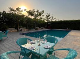 Luxurious Farmhouse with Pool outside Delhi, hotel en Noida