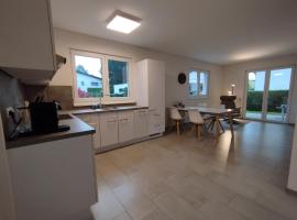 CROWN LIVING Design Apartment - gratis Parkplatz - WLan - Küche - Self Check-in, hotel in Altach