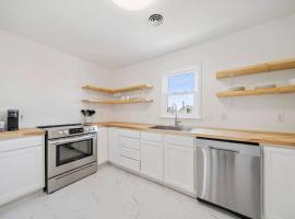 Shore Break at CB - 1 Block to Beach Access, hotel em Carolina Beach