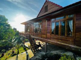 The wooden house has a beautiful sunrise & seaview, hotel v destinaci Phu Quoc