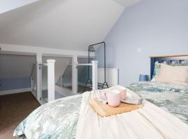 Chic 2-Bed Seafront Haven Near Felpham Beach, Hotel in Felpham