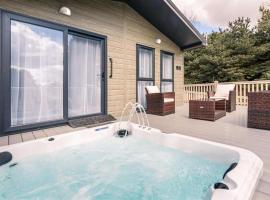 Ashworth Lodge with Hot Tub, cheap hotel in Barmby on the Moor