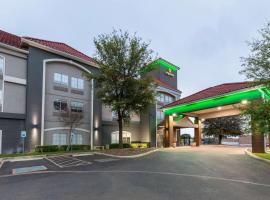 新布勞恩費爾斯拉奎塔酒店及套房，新布朗費爾斯的飯店