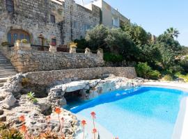 Villeleynah Amazing Gozitan Villa Pool - Happy Rentals, villa i Munxar