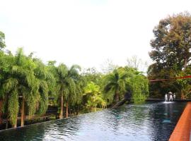 7-Bdrm Tropical Villa in Nature, hotell i Nai Thon Beach