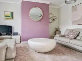 Stylish 3 Bed House Near Hospital, Racecourse, Free Parking